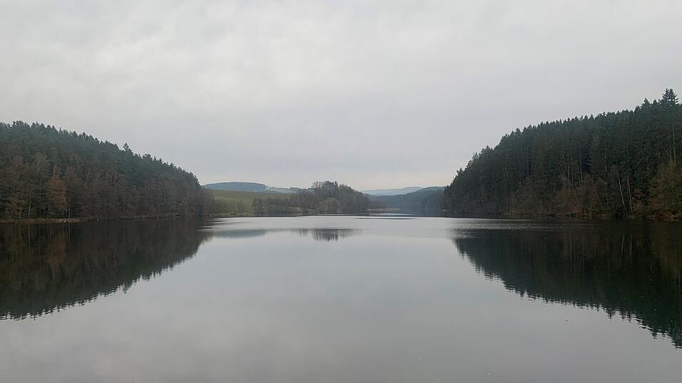 Drei Kilometer ist der Blaibacher See lang und führt Fußgänger vom Pullinger- zum Höllenstein-Kraftwerk. Dazwischen ist eine einzigartiges Naturidyll zu finden. Enspannung pur. Drei Kilometer ist der Blaibacher See lang und führt Fußgänger vom Pullinger- zum Höllenstein-Kraftwerk. Dazwischen ist eine einzigartiges Naturidyll zu finden. Enspannung pur.