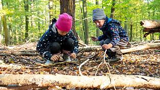 Zeit zum Spielen einplanen: So gefällt auch Kindern das Wandern. Zeit zum Spielen einplanen: So gefällt auch Kindern das Wandern.