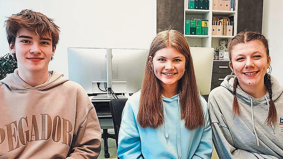 Die Sch&uuml;lersprecher Leopold Zollner (v.l.), Christina Haslbeck und Sofia Hofrichter sind schon mit der Schule fertig, wenn der Neubau steht.