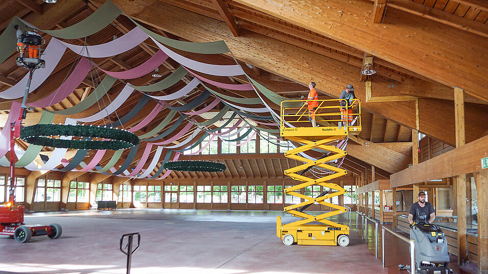In den vergangenen Tagen haben die Männer vom Bauhof die Stadthalle für das am 26. Juni beginnende Jubiläumsvolksfest dekoriert. Um die Stoffbahnen unter der Decke anbringen zu können, verrichteten sie von Hebebühnen aus ihre Arbeit. In den vergangenen Tagen haben die Männer vom Bauhof die Stadthalle für das am 26. Juni beginnende Jubiläumsvolksfest dekoriert. Um die Stoffbahnen unter der Decke anbringen zu können, verrichteten sie von Hebebühnen aus ihre Arbeit.