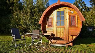 Schlaffässer hat Peter Allwicher in seinem Campingplatz am Perlsee stehen.