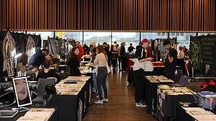 Stand an Stand reiht sich in der Stadthalle. So mancher Tätowierer reist sogar bis aus Ungarn an. Stand an Stand reiht sich in der Stadthalle. So mancher Tätowierer reist sogar bis aus Ungarn an.