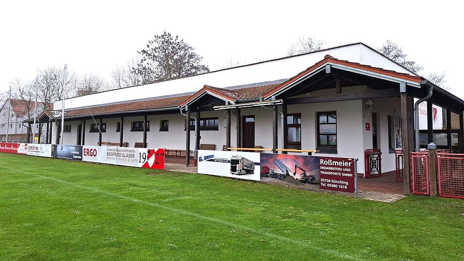 Das Sportheim des SV Sünching ist in die Jahre gekommen. Eine Generalsanierung des 36 Jahre alten Gebäudes kostet schätzungsweise rund 1,4 Millionen Euro. Das Sportheim des SV Sünching ist in die Jahre gekommen. Eine Generalsanierung des 36 Jahre alten Gebäudes kostet schätzungsweise rund 1,4 Millionen Euro.