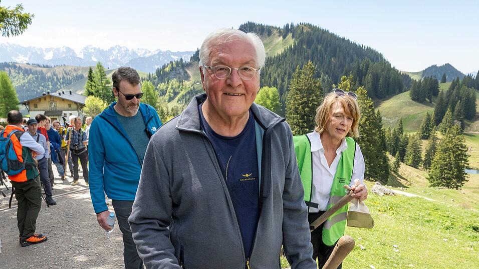 Im Chiemgau half Bundespr&auml;sident Frank-Walter Steinmeier dem Alpenverein bei der Pflege von Wanderwegen.