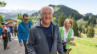 Im Chiemgau half Bundespräsident Frank-Walter Steinmeier dem Alpenverein bei der Pflege von Wanderwegen. Im Chiemgau half Bundespräsident Frank-Walter Steinmeier dem Alpenverein bei der Pflege von Wanderwegen.