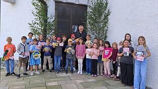 Pfarrer Johann Tauer zusammen mit den Kindern aus Kindergarten und Grundschule, die sich beim Kreativwettbewerb beteiligt haben. Pfarrer Johann Tauer zusammen mit den Kindern aus Kindergarten und Grundschule, die sich beim Kreativwettbewerb beteiligt haben.