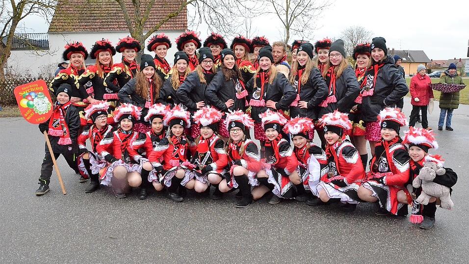 Mit dem großartigen 67. Faschingszug und einem anschließenden 'Narrentreiben' nahm am Faschingsdienstag der Fasching 2017 in Sarching ein glanzvolles Ende. Und was dabei alle 'narrisch' freute, das Wetter spielte doch noch mit; denn während des Zuges war es regenfrei; erst zum Ende regnete es! Mit dem großartigen 67. Faschingszug und einem anschließenden 'Narrentreiben' nahm am Faschingsdienstag der Fasching 2017 in Sarching ein glanzvolles Ende. Und was dabei alle 'narrisch' freute, das Wetter spielte doch noch mit; denn während des Zuges war es regenfrei; erst zum Ende regnete es!