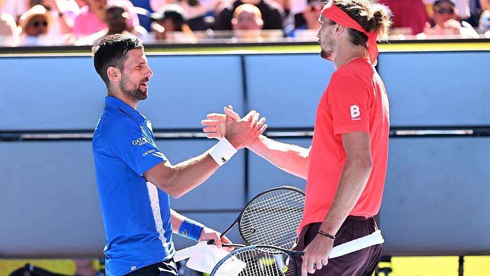 Nach dem verlorenen ersten Satz gratulierte Novak Djokovic (l) Alexander Zverev. Nach dem verlorenen ersten Satz gratulierte Novak Djokovic (l) Alexander Zverev.