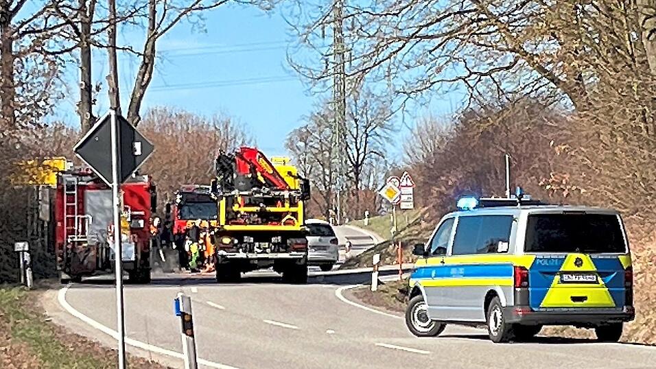 Bei der Fahrt eines Feuerwehrlers, der zum Einsatz in Hörgertshausen alarmiert worden war, kam es bei Zieglberg zu einem Unfall.