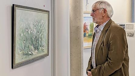 Josef Beer bei der Betrachtung der Bilder.
