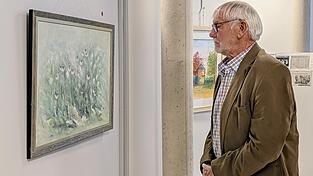 Josef Beer bei der Betrachtung der Bilder.