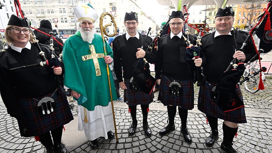 Wolfgang Schramm (2.v.l.) ist bei der M&uuml;nchner Parade zum St. Patrick's Day die Figur des St. Patrick.