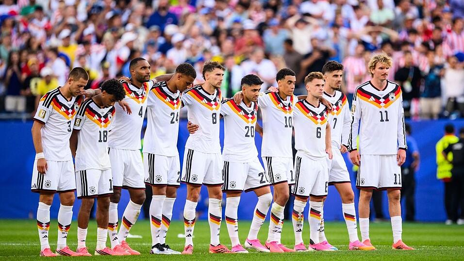 Jamal Musiala (4. von rechts) trifft - aber Deutschland scheidet bei der Fußball-WM gegen Paraguay aus. (Archivbild) Jamal Musiala (4. von rechts) trifft - aber Deutschland scheidet bei der Fußball-WM gegen Paraguay aus. (Archivbild)