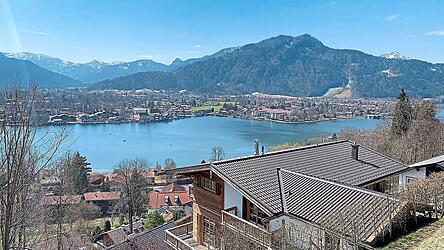 Ein Blick auf den Tegernsee mit Rottach-Egern. Immobilien im dortigen Landkreis Miesbach k&ouml;nnen sich Normalverdiener, die zuvor nicht ordentlich Geld zur Seite gelegt haben, schon lange nicht mehr leisten.