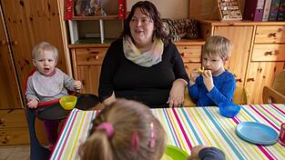 Eine Kindertagesmutter im Einsatz. Tagespflegepersonen werden im Landkreis weiterhin gesucht.