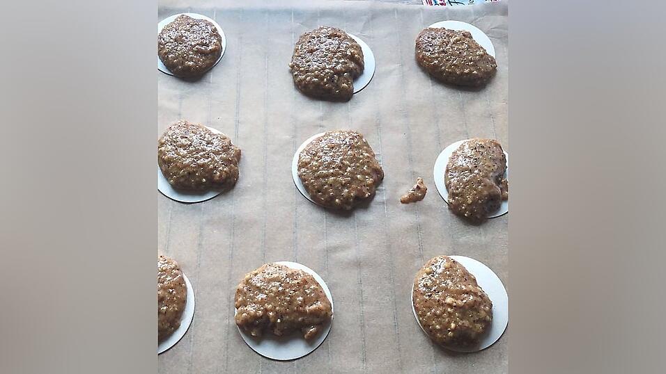 Die Oblate darf ruhig noch zu sehen sein. Die Lebkuchen gehen noch auf.