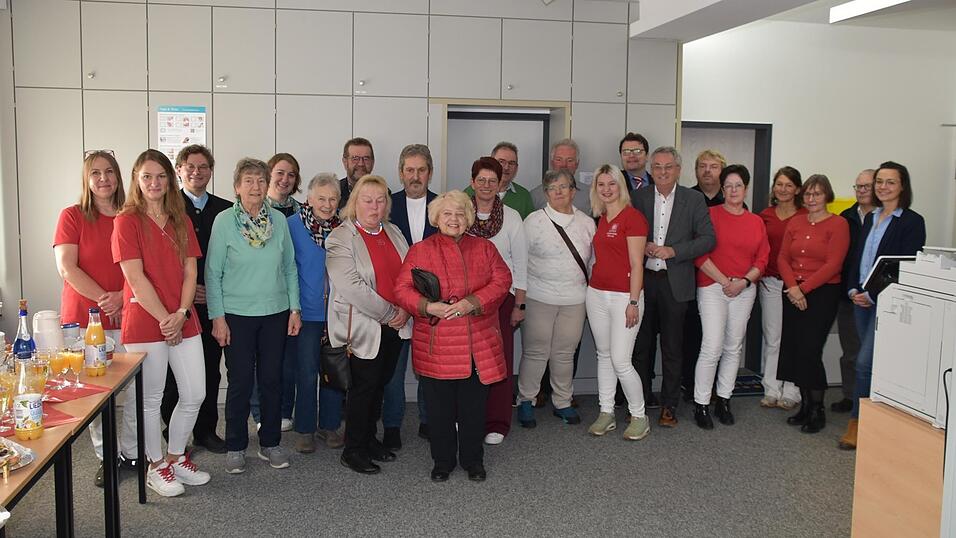 Was bei der Caritas Rötz Rang und Namen hat, war bei der Segnung der neuen Geschäftsräume vertreten.