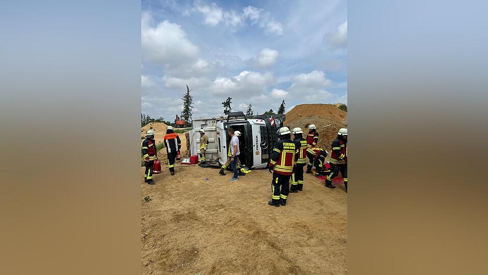 Gegen 11.30 wurde die Feuerwehrleute alarmiert. Gegen 11.30 wurde die Feuerwehrleute alarmiert.