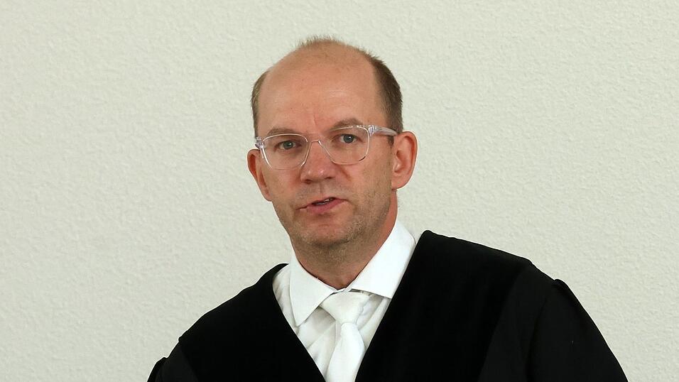 Der Vorsitzende Richter Holger Sch&uuml;tt befragt die Angeklagte stundenlang (Archivbild)