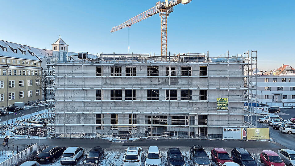 Die Medizinischen Einrichtungen der Oberpfalz (Medbo) haben einen eigenen Haushalt. Darin ist etwa der Neubau einer bettenführenden Klinik für die Kinder- und Jugendpsychiatrie in Weiden für sechs Millionen Euro eingeplant. Zusammen ergeben Bezirks- und Medbo-Haushalt ein Volumen von rund einer dreiviertel Million Euro. Die Medizinischen Einrichtungen der Oberpfalz (Medbo) haben einen eigenen Haushalt. Darin ist etwa der Neubau einer bettenführenden Klinik für die Kinder- und Jugendpsychiatrie in Weiden für sechs Millionen Euro eingeplant. Zusammen ergeben Bezirks- und Medbo-Haushalt ein Volumen von rund einer dreiviertel Million Euro.