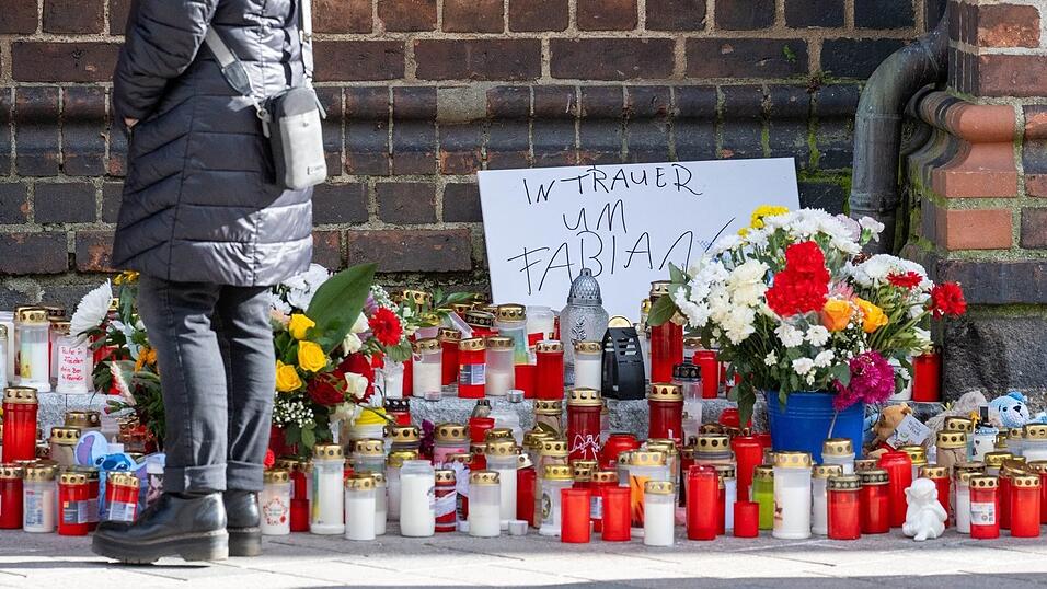 Das Meer an Kerzen vor der Güstrower Pfarrkirche wächst noch immer.