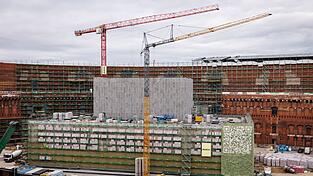 Die Bauarbeiten liegen voll im Zeitplan. Zur Spielzeit 2028/2029 wird das Staatstheater im neuen Opernhaus starten. Die Bauarbeiten liegen voll im Zeitplan. Zur Spielzeit 2028/2029 wird das Staatstheater im neuen Opernhaus starten.