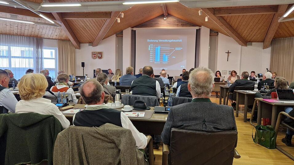 Die Kreisräte informierten sich über die aktuelle Finanzsituation des Landkreises Dingolfing-Landau. Die Kreisräte informierten sich über die aktuelle Finanzsituation des Landkreises Dingolfing-Landau.