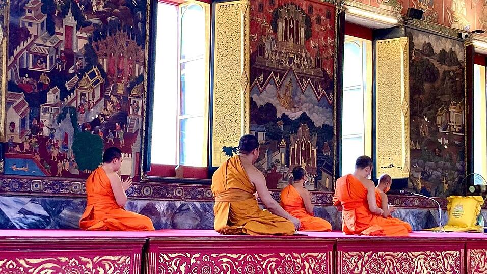 Eigentlich verpflichten sich Mönche in Thailand zu einem Leben in Armut und Enthaltsamkeit. (Archivbild)