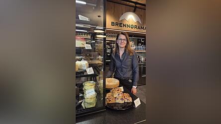 Michaela Poppenga, Lebensgef&auml;hrtin von Gerhard Liebl, ist f&uuml;r die Rezepte der Kuchen und Torten verantwortlich. Wie sie sagt, werde sie von einem tollen Team im Hintergrund unterst&uuml;tzt.