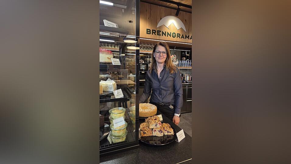 Michaela Poppenga, Lebensgef&auml;hrtin von Gerhard Liebl, ist f&uuml;r die Rezepte der Kuchen und Torten verantwortlich. Wie sie sagt, werde sie von einem tollen Team im Hintergrund unterst&uuml;tzt.