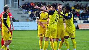 Im Bild bejubeln die Spieler der DJK Vilzing das 1:0, erzielt durch Felix Weber.