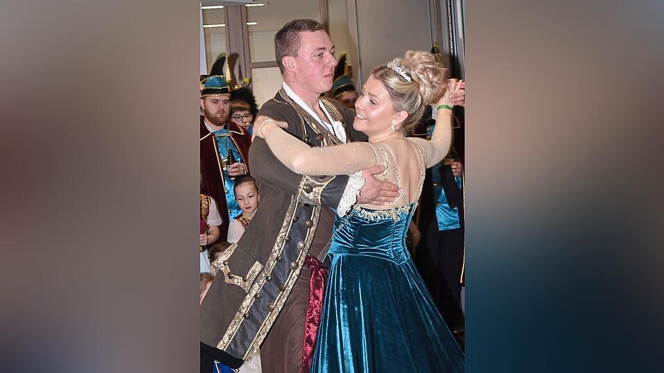 Elegant und harmonisch legte das Prinzenpaar am Vormittag einen Walzer aufs Parkett.