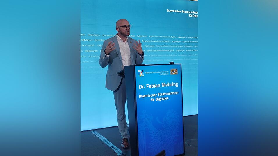Der bayerische Digitalminister Fabian Mehring hatte letztes Jahr die Bayern-Allianz gegen Desinformation gegründet. Ziel der Allianz, zu deren Mitgliedern auch Meta gehört, ist es, stärker gegen Desinformation in den sozialen Netzwerken vorzugehen. Der bayerische Digitalminister Fabian Mehring hatte letztes Jahr die Bayern-Allianz gegen Desinformation gegründet. Ziel der Allianz, zu deren Mitgliedern auch Meta gehört, ist es, stärker gegen Desinformation in den sozialen Netzwerken vorzugehen.