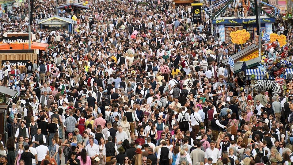 Am ersten Wiesn-Wochenende kamen mehr internationale Besucher aufs Oktoberfest. (Archivbild) Am ersten Wiesn-Wochenende kamen mehr internationale Besucher aufs Oktoberfest. (Archivbild)