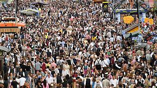 Am ersten Wiesn-Wochenende kamen mehr internationale Besucher aufs Oktoberfest. (Archivbild) Am ersten Wiesn-Wochenende kamen mehr internationale Besucher aufs Oktoberfest. (Archivbild)