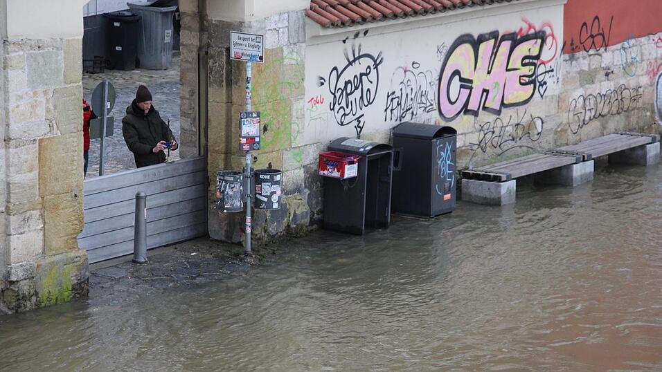 Passanten fotografierten die Wassermassen.