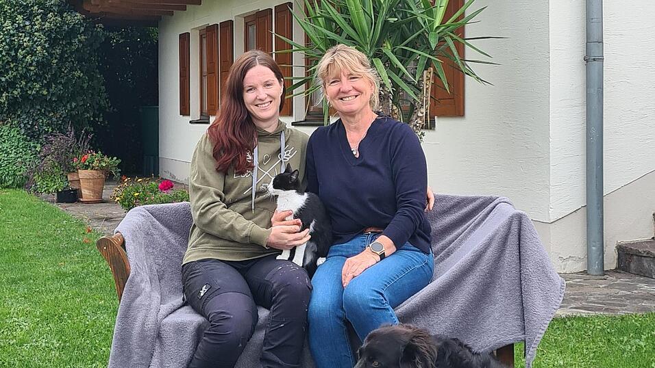 Ein eingespieltes Duo: Waltraud Aumer und Tochter Franziska haben gemeinsam Kuhkuscheln am Schichtlhof etabliert. Eine Idee, die das Hofleben der Familie noch weiter versch&ouml;nert.