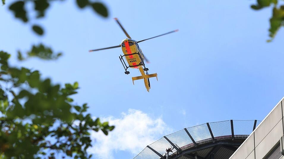 Ein Hubschrauber flog den Verletzten ins Krankenhaus. (Symbolbild) Ein Hubschrauber flog den Verletzten ins Krankenhaus. (Symbolbild)