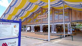 Drei große Podeste finden sich unter der Überdachung des neuen Reisinger-Festzelts. Damit werden die Sitzplätze tribünenmäßig erhöht, damit auch die hinteren Reihen auf den Festplatztrubel blicken können.