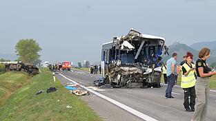 Beim Zusammenstoß eines Lastautos mit einem Linienbus wurde der Vorderteil des Busses zertrümmert, der Busfahrer starb im Krankenhaus.