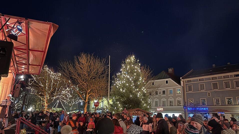 Trubel unterm glitzernden Christbaum.
