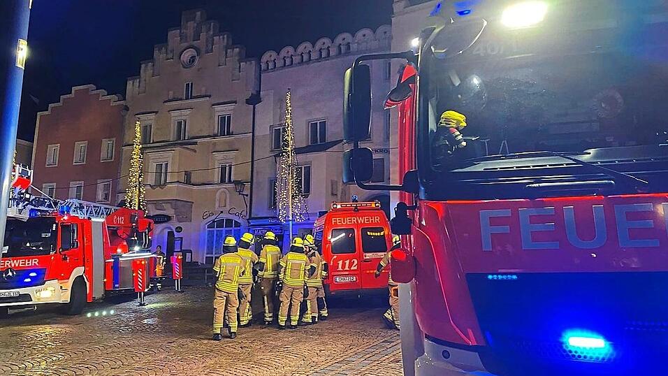 Die Pizzeria am Marktplatz ist in der Winterpause. Aus unbekannten Gründen ist dort Gartenmobiliar im Innenhof in Brand geraten. Die Pizzeria am Marktplatz ist in der Winterpause. Aus unbekannten Gründen ist dort Gartenmobiliar im Innenhof in Brand geraten.
