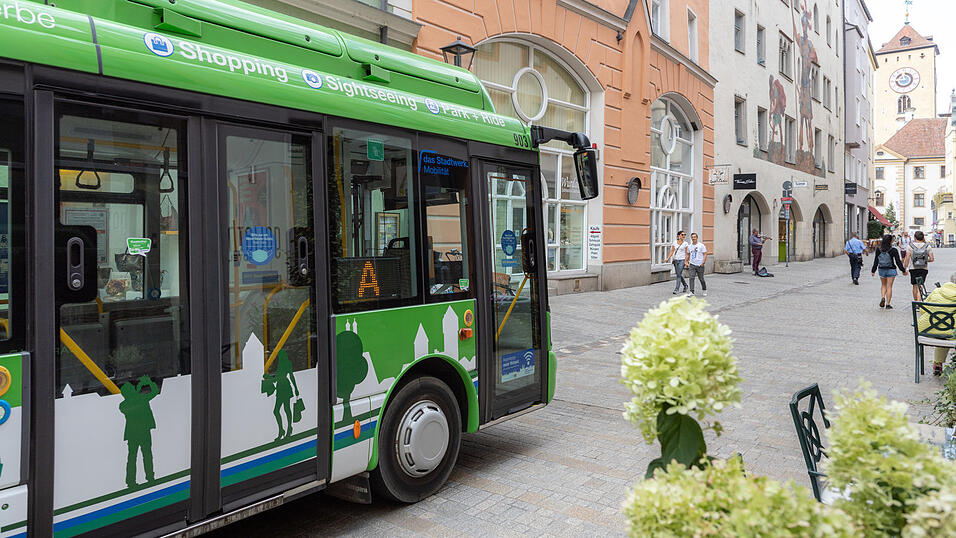 Eine zweite kostenfreie Buslinie fährt ab dem 28. April vom Parkplatz Unterer Wöhrd in die Altstadt. Eine zweite kostenfreie Buslinie fährt ab dem 28. April vom Parkplatz Unterer Wöhrd in die Altstadt.
