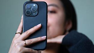 Ein Selfie f&uuml;r die n&auml;chste Instagram-Story - das k&ouml;nnte f&uuml;r Kinder- und Jugendliche bis zu einer bestimmten Altersgrenze k&uuml;nftig tabu sein. (Symbolbild)