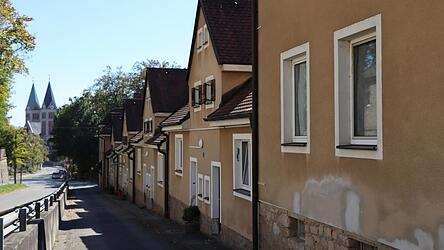 Für die Reihenhaussiedlung am Schulberg gibt es keinen Denkmalschutzstatus. Ein Investor will die Gebäude abreißen und durch einen Neubau ersetzen. Doch noch gilt die Veränderungssperre der Stadt. Für die Reihenhaussiedlung am Schulberg gibt es keinen Denkmalschutzstatus. Ein Investor will die Gebäude abreißen und durch einen Neubau ersetzen. Doch noch gilt die Veränderungssperre der Stadt.