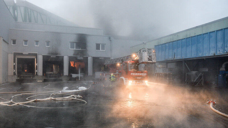 Ziemlich oft brannte es in den vergangenen zwei Wochen in der Region in Firmen. Auf dem Bild der zerstörte Wiesenhof-Betrieb bei Bogen. (Foto: Armin Weigel/dpa) Ziemlich oft brannte es in den vergangenen zwei Wochen in der Region in Firmen. Auf dem Bild der zerstörte Wiesenhof-Betrieb bei Bogen. (Foto: Armin Weigel/dpa)
