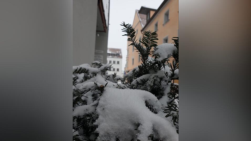 Am Dienstag schneit es heftig in weiten Teilen Bayerns, auch in Straubing. Am Dienstag schneit es heftig in weiten Teilen Bayerns, auch in Straubing.