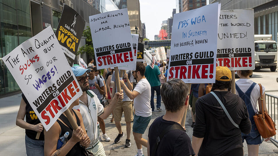 Die Gewerkschaften WGA und SAG-AFTRA sind zum ersten Mal seit 63 Jahren wieder gemeinsam auf der Straße. Die Gewerkschaften WGA und SAG-AFTRA sind zum ersten Mal seit 63 Jahren wieder gemeinsam auf der Straße.