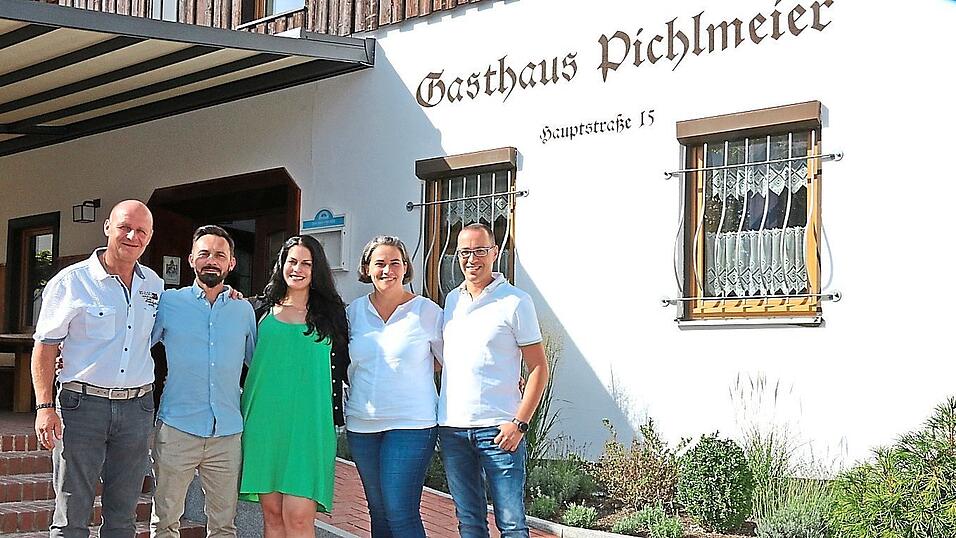 Klaus Kreitmeier (v. l.), Gebietsverkaufsleiter Landshuter Brauhaus AG, mit den P&auml;chtern Danilo Damicis und Christine Stenger sowie den Besitzern Anja und Stephan S&uuml;&szlig;meier.