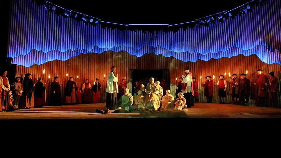 Die Kulisse mit aufwendigen Lichteffekten untermalt die Visionen und inneren K&auml;mpfe des Waldpropheten.